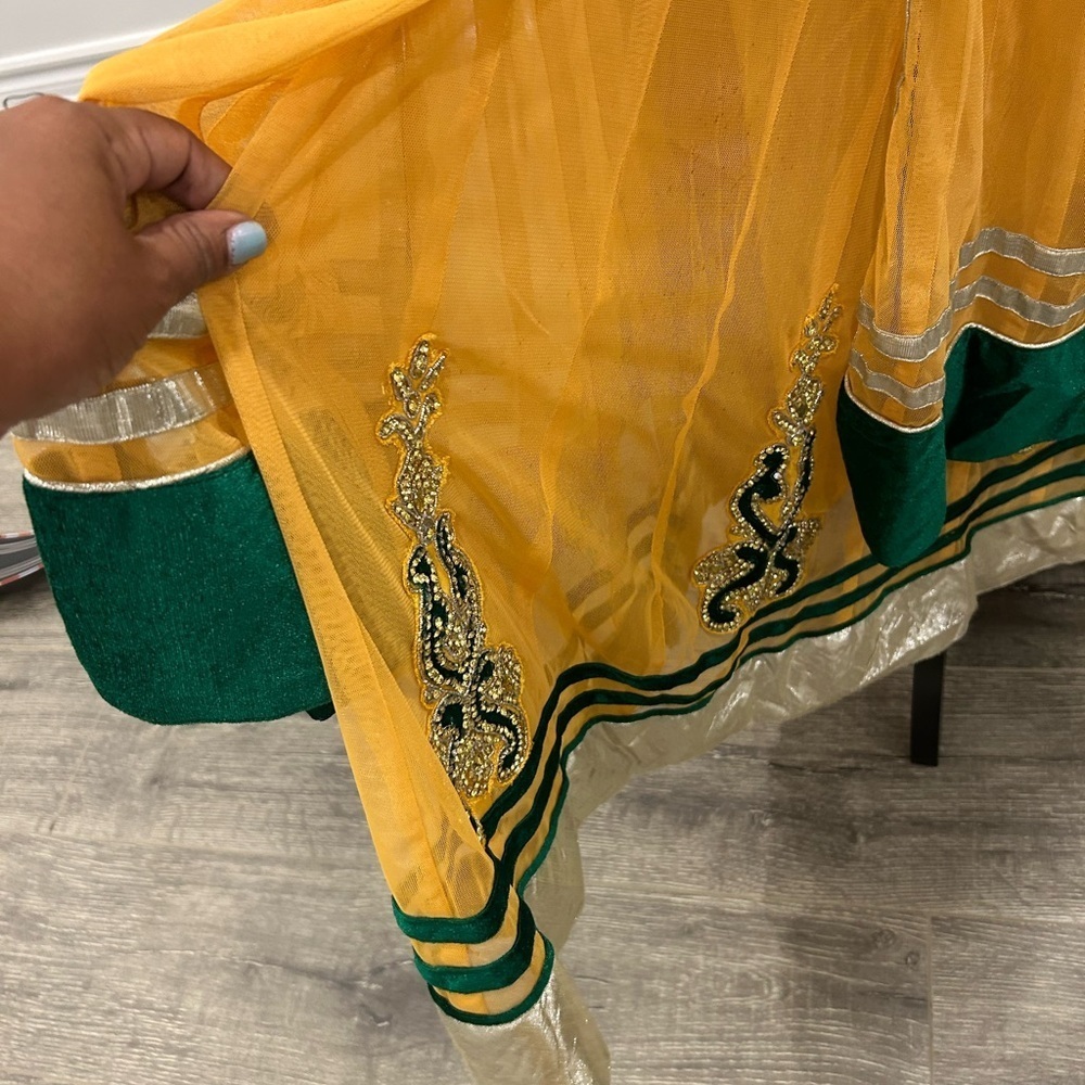 Elegant Green and Gold Women's Dress - Picture 3 of 6
